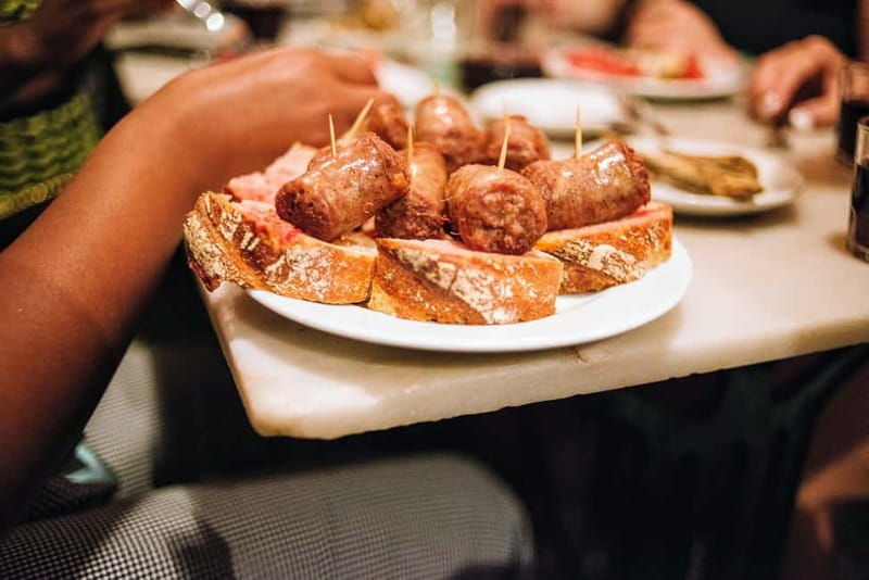 Barcelona: Tapas, Wine & History Tour of the Old Town - Meeting your guide near Palau de la Balmesiana