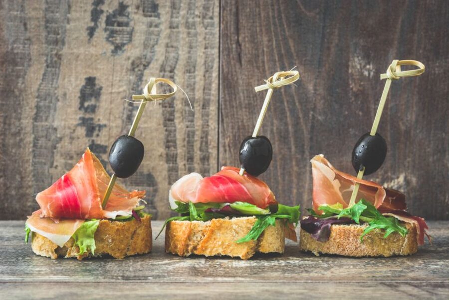 Barcelona: Tapas & Wine, Private Tour in Traditional Taverns - The guide makes or breaks the experience