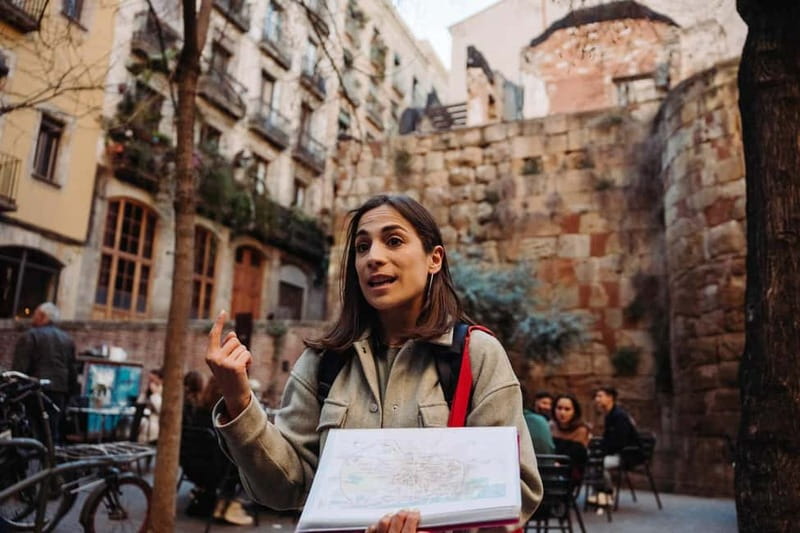 Barcelona: Tapas & Wine Tour in Born & Gothic Quarter - A short walk through El Born