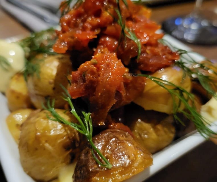 Barcelona: Wine Tasting and Tapas 5-Course Pairing Dinner - The room and the social side
