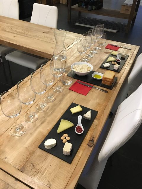 Barcelona Wine Tasting: Catalan and Spanish Wines - Pairing cheese and snacks with the wines