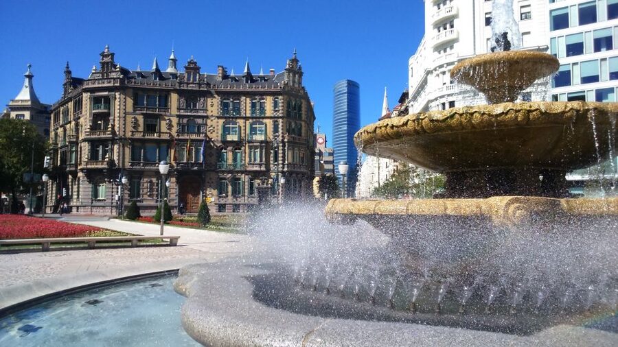 Bilbao: Classic & Modern Guided Walking Tour with Pintxos - What the $100 price really buys