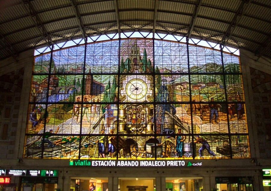 Bilbao: Classic & Modern Guided Walking Tour with Pintxos - Languages, access, and meeting details