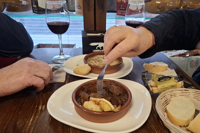 Cadiz Food Tour: Tapas, Drinks and Delights with a Local - Cádiz on foot, with a plate in hand
