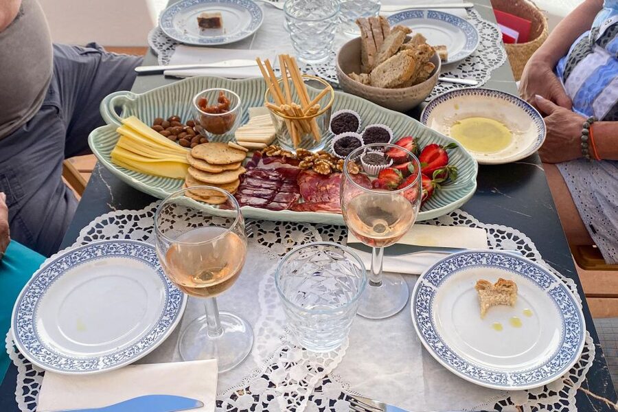 Carvoeiro/Portimão/Alvor: Wine Tour w/ Tasting, Tapas, Music - Shopping for Algarve products after the tasting