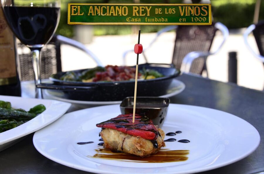 Discover the best "Wines and Tapas in Madrid". - Starting in the Austrias among old Madrid taverns