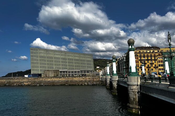Discover the History, Market, Wine & Pintxos in San Sebastian - What the private format changes