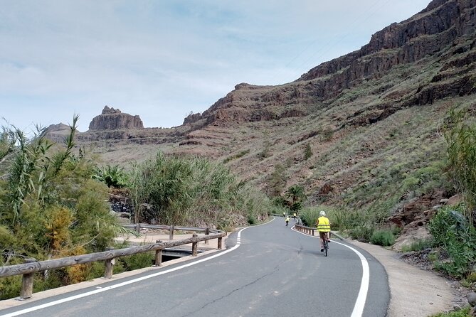 e-Bike Mountain Tour inside a Natural Park+option Tapas in a Cave - Climbing toward Ayagaures by electric bike
