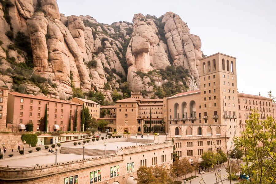 From Barcelona: Montserrat Half-Day Wine and Tapas Trip - Oller del Mas and the castle winery