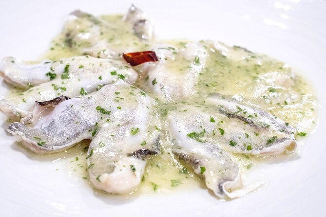 Get lost in the last classic pintxo taverns - Meeting Julen at the Boulevard kiosk