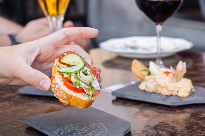 Gourmet Tapas and Wine Tour in the Old Town of Las Palmas - A quiet pause at Plaza del Pilar Nuevo