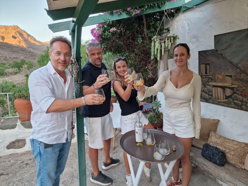 Gran Canaria: Spanish Tapas and Wine Tasting Tour in Mogan - How the guides shape the visit