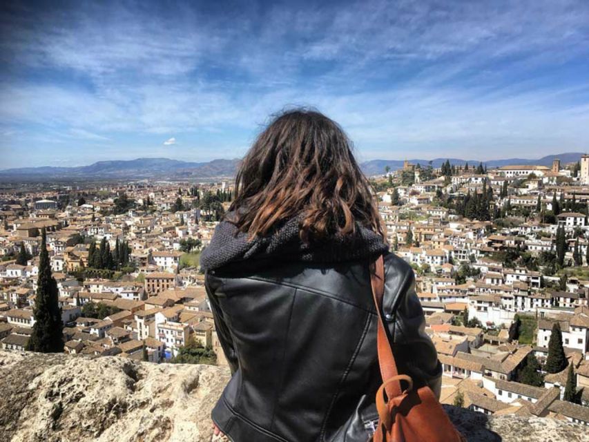 Granada Albaicín: 2.5-Hour Tapas & Drinks Walking Tour - Walking through Moorish lanes and old stories