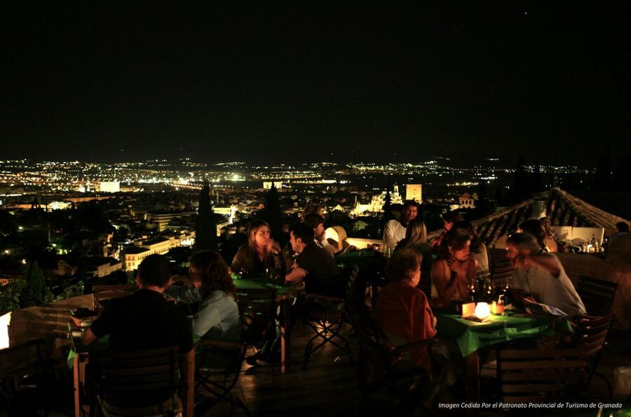 Granada Albaicín: 2.5-Hour Tapas & Drinks Walking Tour - Alhambra and Sierra Nevada views