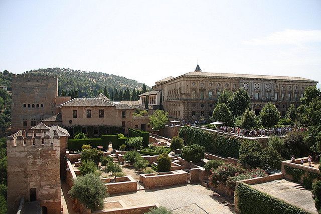 Granada Albaicín: 2.5-Hour Tapas & Drinks Walking Tour - Who should book this walk?