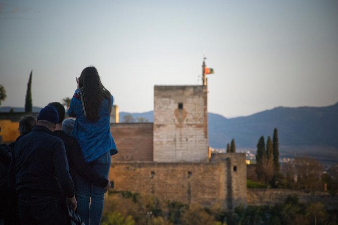 Granada and Albaicin: Wine and Tapas Tour - The first drinks and small plates