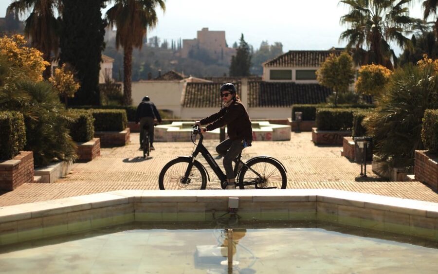 Granada: Highlights & Viewpoints eBike Tour with Tapas Break - Who should book this ride