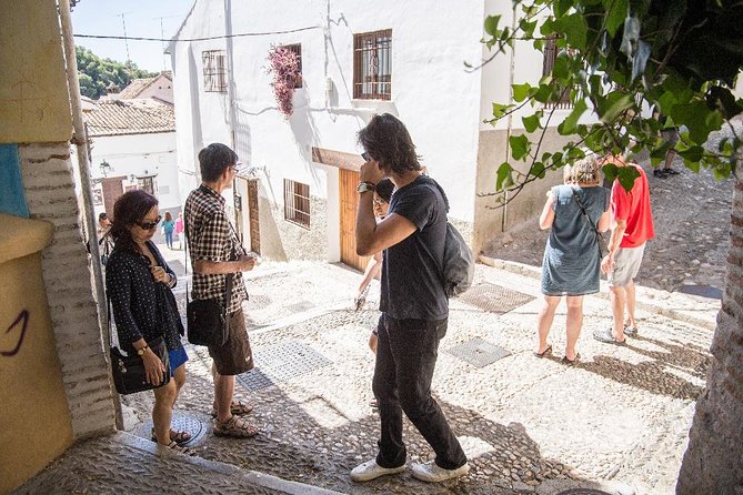 Granada Private Tapas & Walking Tour - The final tapa, local wine, and return to Plaza del Carmen