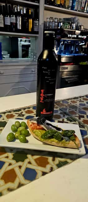 Granada: Spanish Tapas Tour with Local Guide. All included. - Small-group size and accessibility