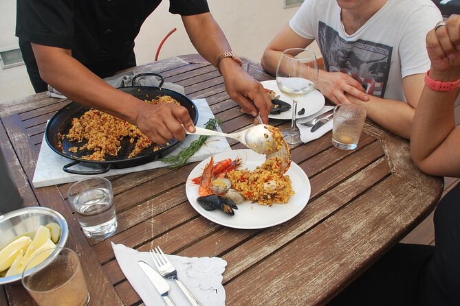 Hands-on Fideua or Paella Class in Barcelona in a Local's Home - Learning the sofrito, stock, and cooking method