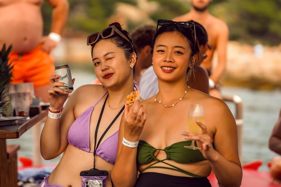 Ibiza: Secret Coves Guided Boat Tour with Open Bar and Tapas - Practical details that make the day easier