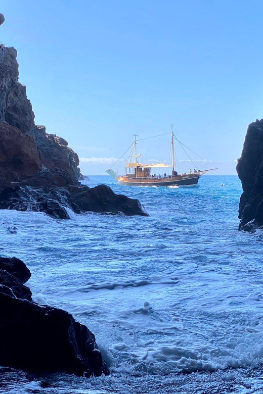 La Palma: 4-Hour Coastline Cruise with Tapas and Barbecue - The first hour: seeing La Palma from offshore