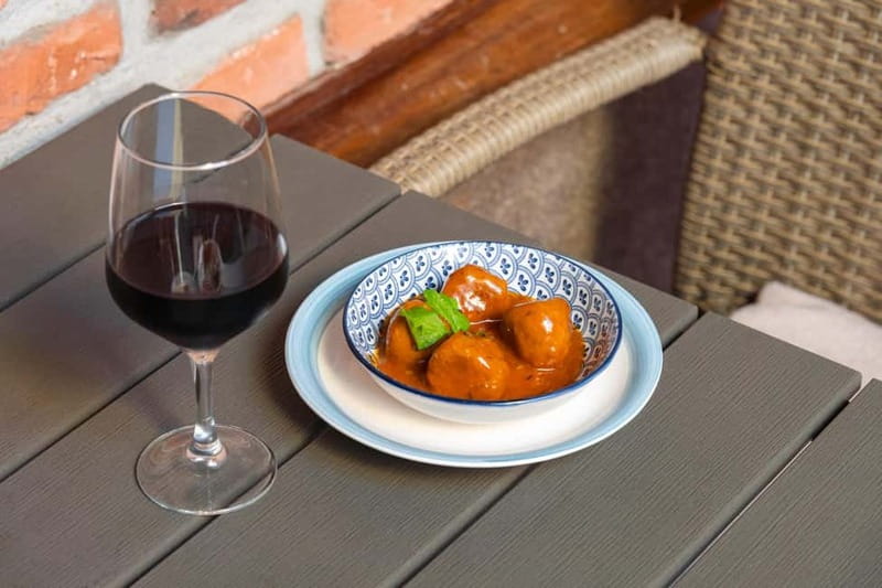 Las Palmas: Gourmet Tapas and Wine Tour in the Old Town - Useful timing and booking advice
