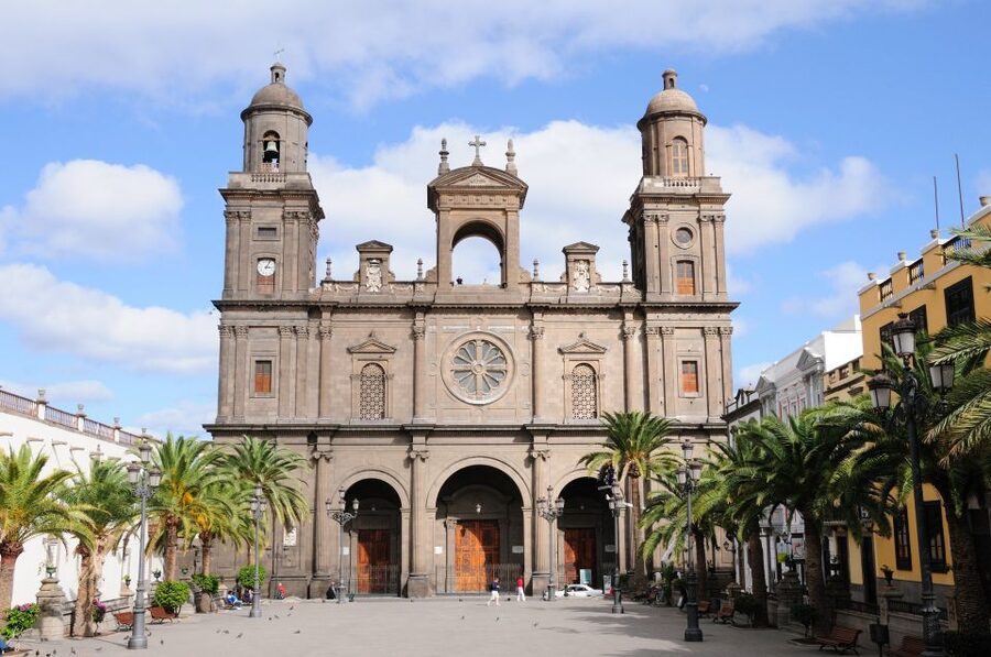 Las Palmas: Private Old City Guided Walking Tour with Tapas - Triana and the city beyond the monuments