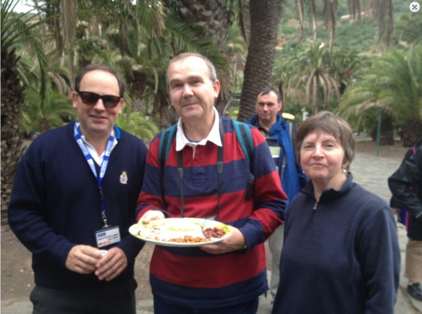 Las Palmas: Private Old City Guided Walking Tour with Tapas - Stories, questions, and the guide you get