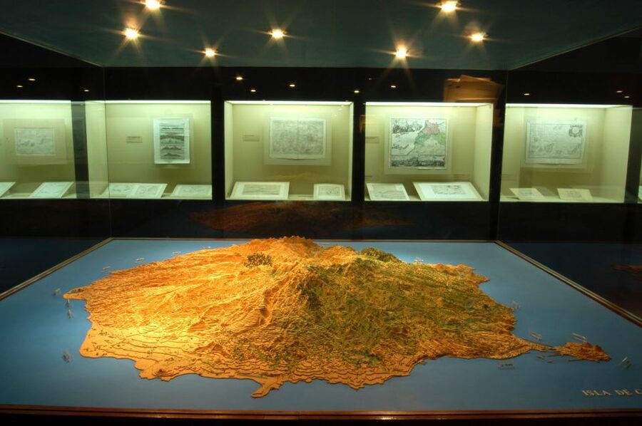 Las Palmas: Private Old City Guided Walking Tour with Tapas - Timing, access, and comfort