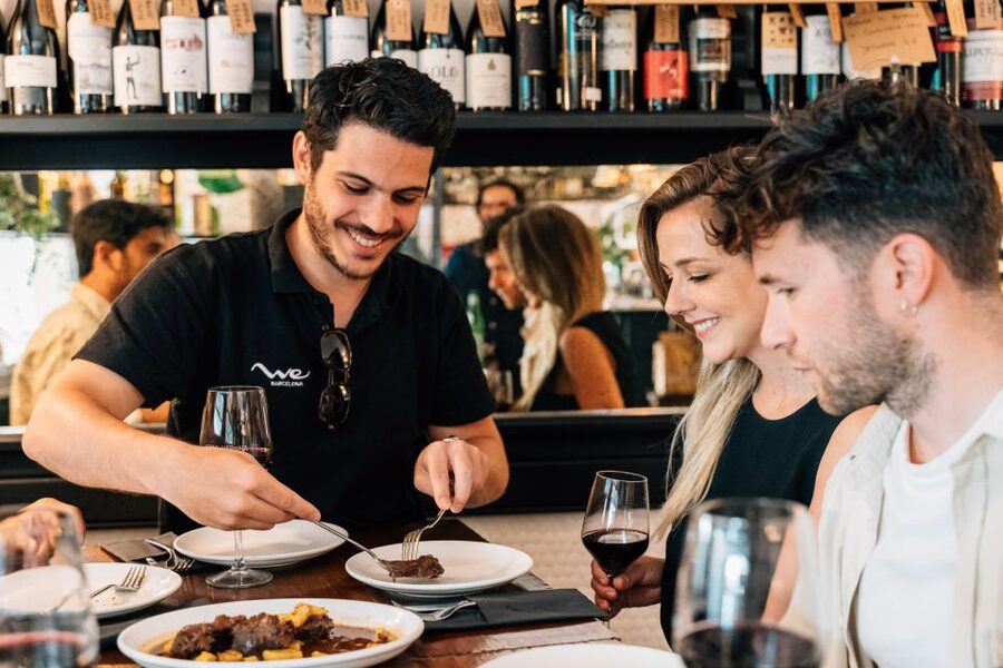 Lisbon: Alfama Charms, Tapas, Wine and Sunset Boat Cruise - Language, group size and the guide factor