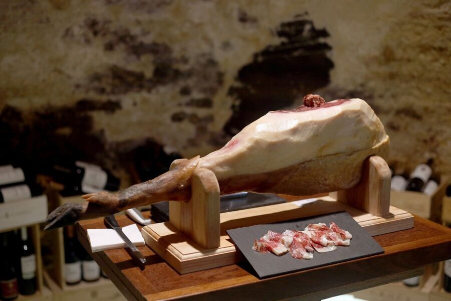 Lisbon: Premium Wine and Tapas Tasting Session - What to expect from the room and pace