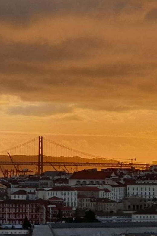Lisbon: Private Highlights Tuk-Tuk Tour with Tapas and Wine - Key points at a glance
