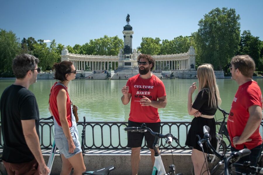 Madrid: 3 h. Guided Highlights Bike Tour with Optional Tapas - What the guides add to the ride