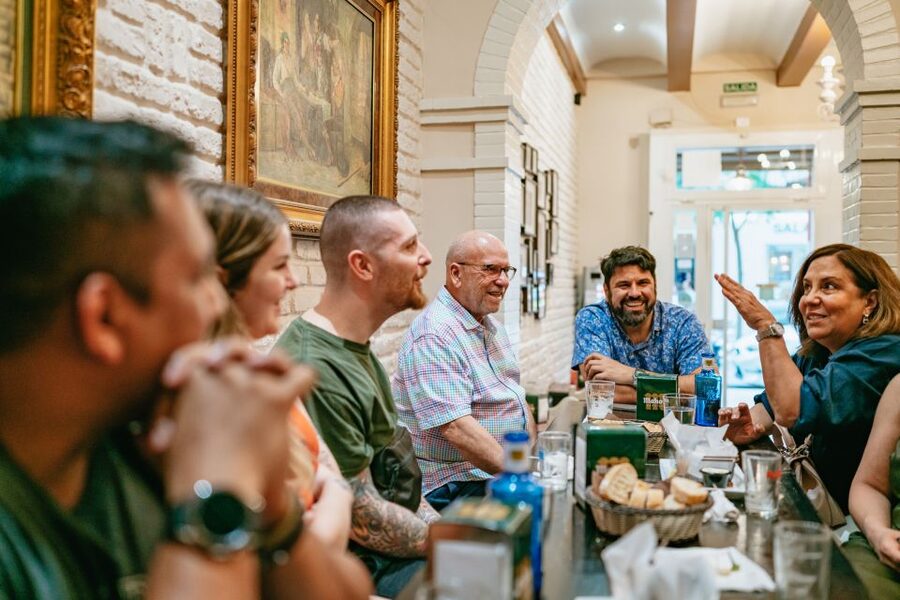 Madrid: Food & Wine Tour with 10 Tapas & 4 Drinks Included - The guides make the difference