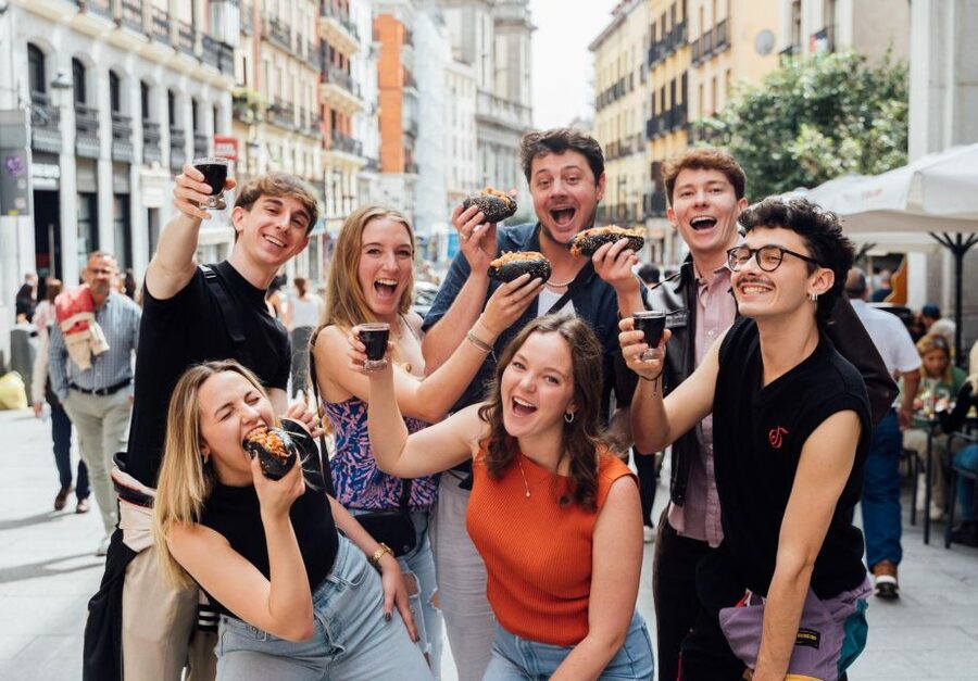 Madrid: Guided Tapas Food Tour with Dinner - How the guide shapes the evening