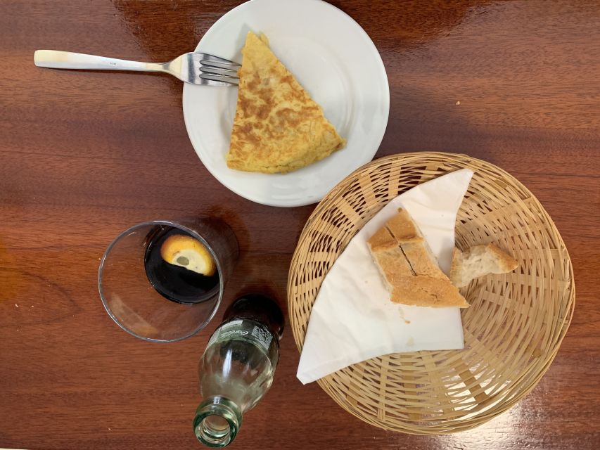 Madrid: History of Tapas Walking Tour and Tasting - How the small group changes the walk