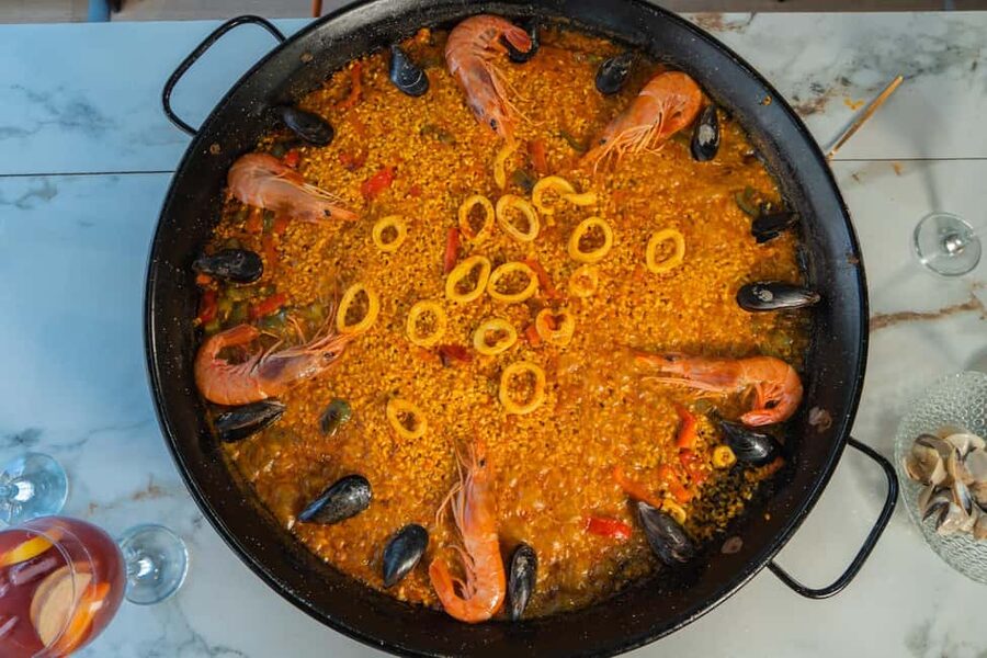 Madrid: Paella & Sangria Classes – Seafood, Chicken or Vegan - A Madrid cooking class built around the paella pan