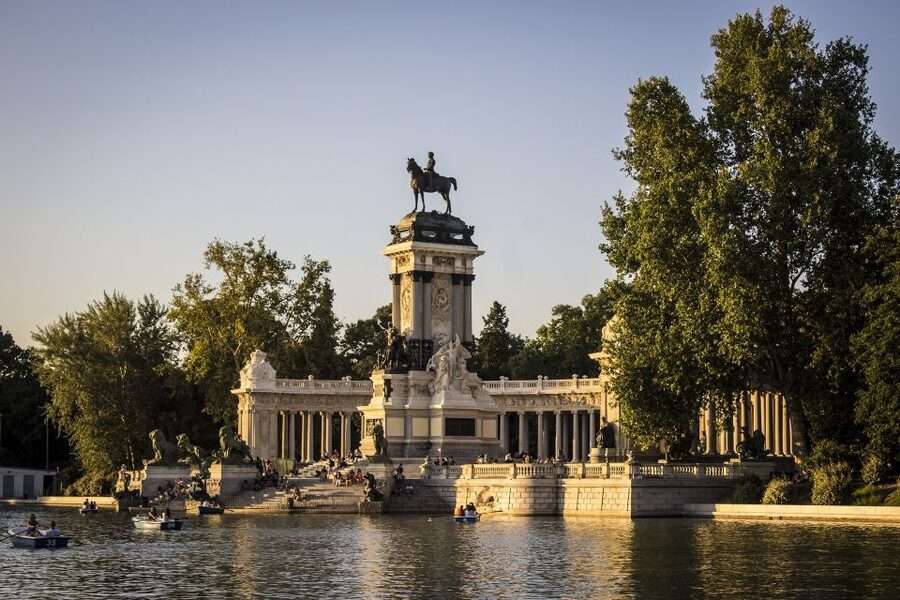 Madrid: Retiro Park Guided Tour and Tapas Tasting - The lake and Alfonso XII monument