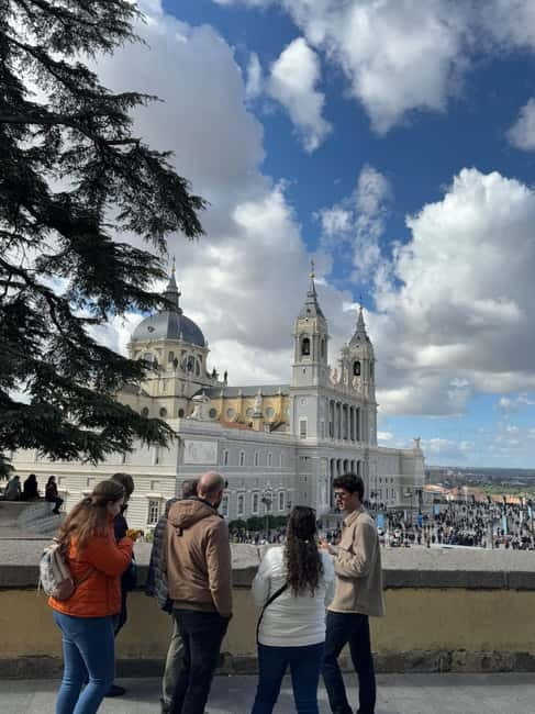 Madrid: Small Group Tour with Tapas & Drinks - Posada del Peine and Calle de la Salud