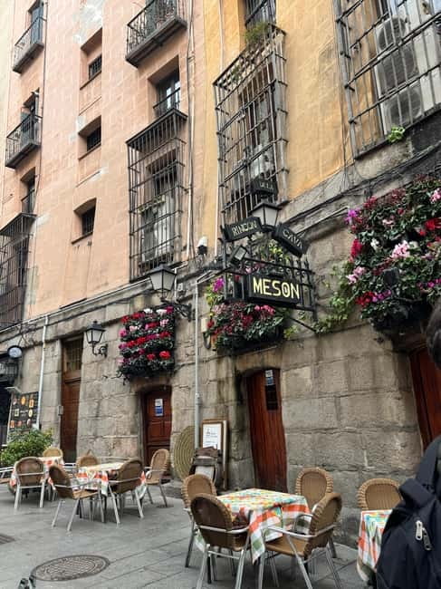 Madrid: Small Group Tour with Tapas & Drinks - Finishing at Plaza de Oriente