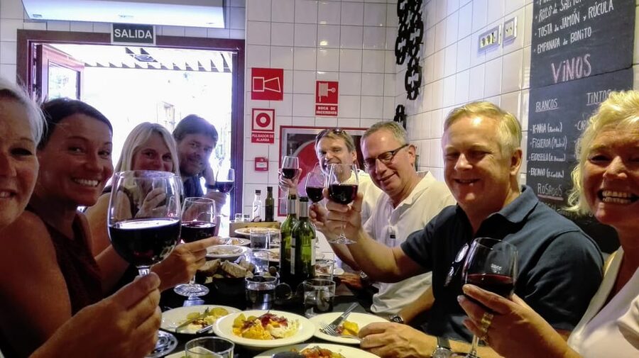 Madrid: Wine & Tapas Lunch tour - Walking Madrid’s old quarter between tastings