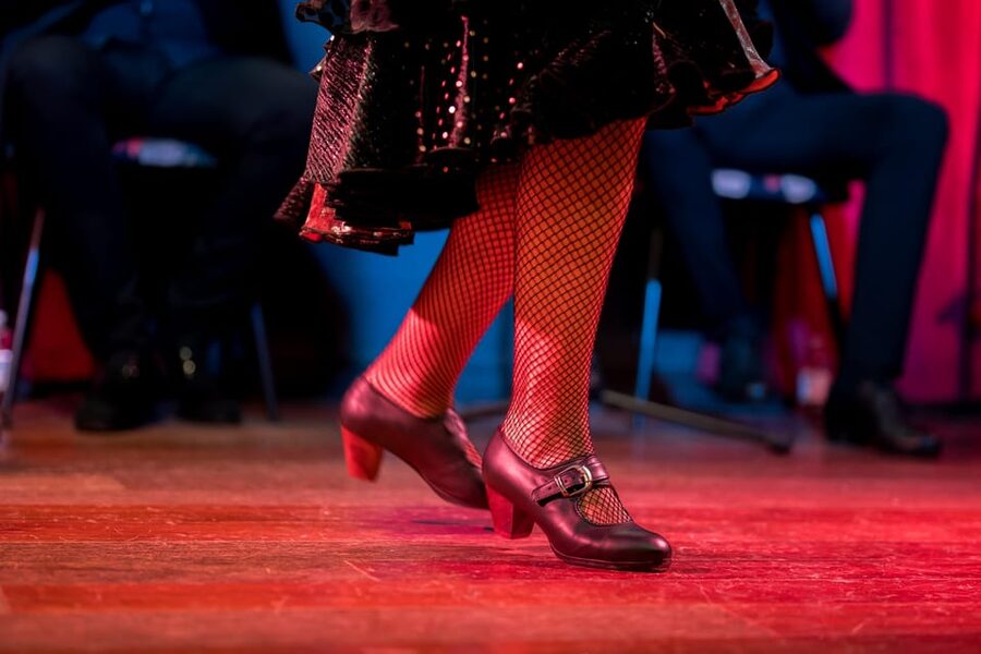 Málaga: Flamenco Course 4pm + 1-Hour Show, 3 Tapas and Drink - Entering the intimate tablao at 6 PM