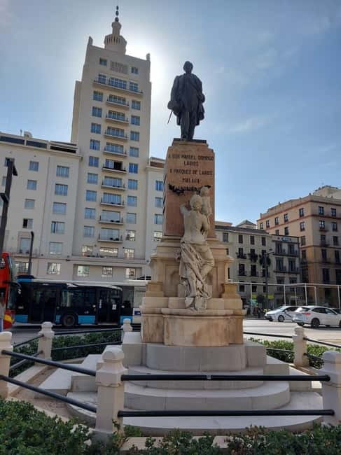Málaga: Highlights Walking Tour with Drinks and Tapas - The oldest bar and Atarazanas Market