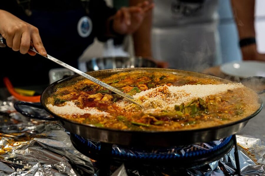 Málaga: Spanish Cooking Workshop with Paella and Sangria - Learning the secrets of paella