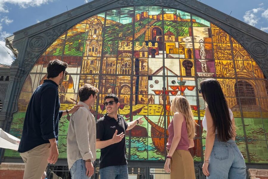 Málaga: Tapas, Wine & Rooftops Private Tour - El Pimpi and the question of famous names