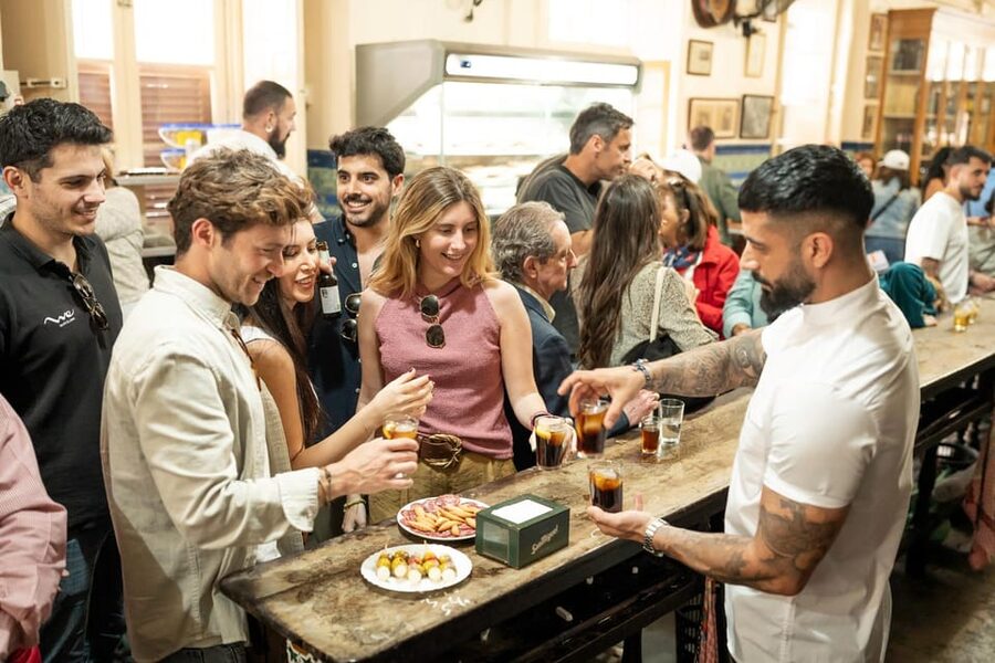 Málaga: Tapas, Wine & Rooftops Private Tour - Stop one: an old-fashioned wine tavern
