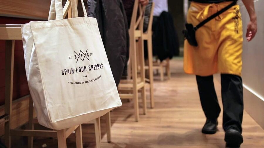 MALAGA: ULTIMATE FLAMENCO & TAPAS TOUR - Small bites and sweet vermouth at the Ultramarinos