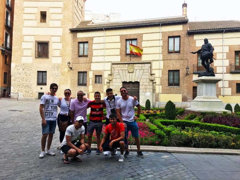 Mysteries & Tapas Tour in Madrid + Pub Crawl - Madrid mysteries begin at Puerta del Sol