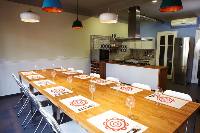 Paella Class & Bottomless Wine: Las Ramblas Views - Is the food lesson practical for beginners?